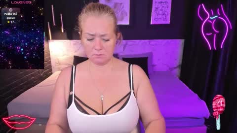 Jennifer online show from October 31, 4:02 am