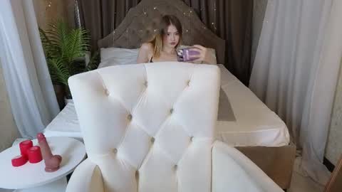 Snapshot of jenny_bunny_ chatting on June 15, 1:30 am jenny_bunny_ online show from June 15, 1:30 am