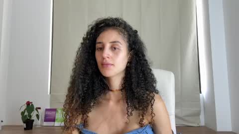 Snapshot of jennytaborda_oficial chatting on May 26, 4:14 pm Jenny taborda online show from May 26, 4:14 pm