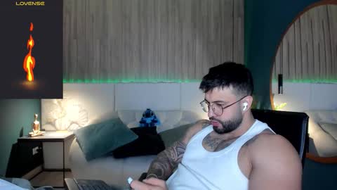 Snapshot of jeremy_harden chatting on March 4, 9:43 pm Jeremy online show from March 4, 9:43 pm