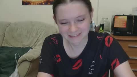 jessicaholland1 online show from May 26, 7:10 pm