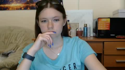 jessicaholland1 online show from June 20, 6:44 pm