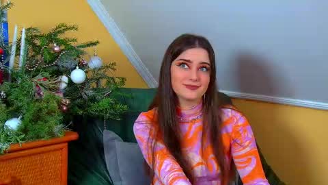 Snapshot of jessicajewells45 chatting on December 14, 7:29 pm Jessica online show from December 14, 7:29 pm