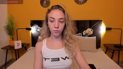 Snapshot of jessie_curlyy chatting on September 22, 1:40 am Jessie online show from September 22, 1:40 am