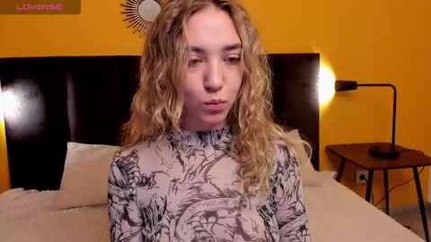 Snapshot of jessie_curlyy chatting on October 18, 1:41 am Jessie online show from October 18, 1:41 am