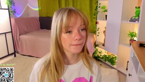 Gwen online show from April 2, 8:06 pm