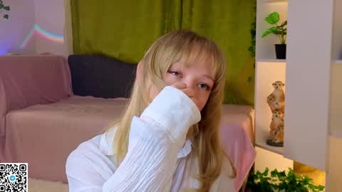 Gwen online show from April 17, 8:23 pm