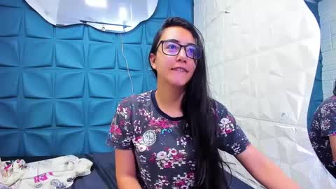 Queen and King online show from December 15, 1:46 am