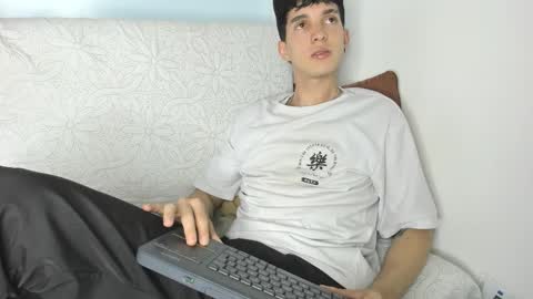 Snapshot of jheampiero chatting on February 23, 9:01 pm Jheampiero online show from February 23, 9:01 pm