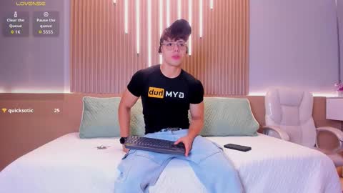 Snapshot of jhoumod_21 chatting on October 17, 10:18 am jhoumod_21 online show from October 17, 10:18 am