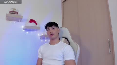 Snapshot of jimmy_leeh_ chatting on December 24, 10:49 pm Jimmy Leeh online show from December 24, 10:49 pm