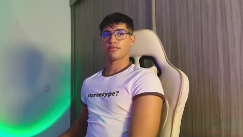 Snapshot of jimmy_leeh_ chatting on October 19, 9:15 pm Jimmy Leeh online show from October 19, 9:15 pm