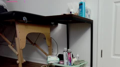 Nicole  Allen online show from April 2, 11:57 pm