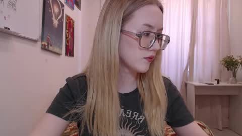 joan_kiss online show from May 4, 11:06 am