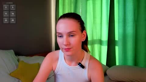 Snapshot of joancrumpton chatting on September 23, 1:19 am Alice in the country of dreams online show from September 23, 1:19 am