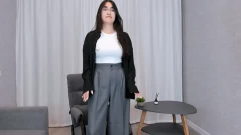 Mia online show from December 14, 2:10 pm