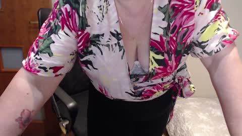 Joanna and Greg online show from February 3, 11:42 am