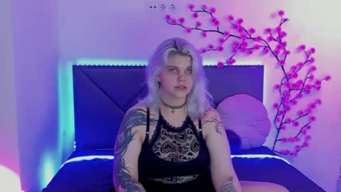 Snapshot of joannlowes chatting on July 15, 10:26 pm Joann online show from July 15, 10:26 pm