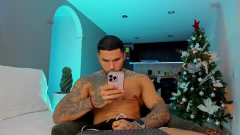 Snapshot of joe_esthetic chatting on December 3, 11:13 pm joe_esthetic online show from December 3, 11:13 pm