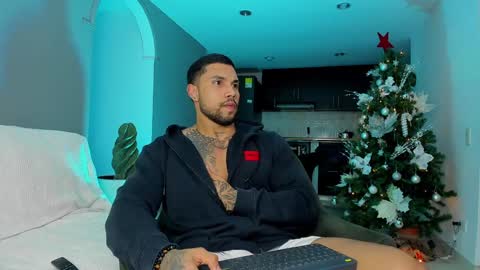 Snapshot of joe_esthetic chatting on December 17, 12:45 am joe_esthetic online show from December 17, 12:45 am