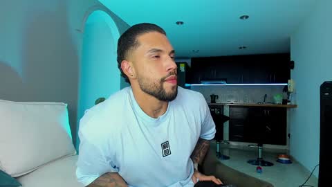 Snapshot of joe_esthetic chatting on January 28, 12:36 am joe_esthetic online show from January 28, 12:36 am