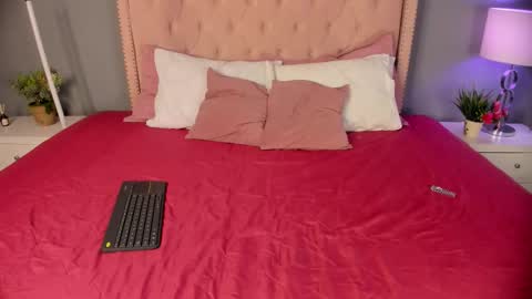 Snapshot of joeandemma chatting on December 4, 4:33 am Emma Joe online show from December 4, 4:33 am