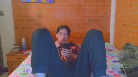 Snapshot of johan70nsexy chatting on December 3, 5:04 am johan70nsexy online show from December 3, 5:04 am