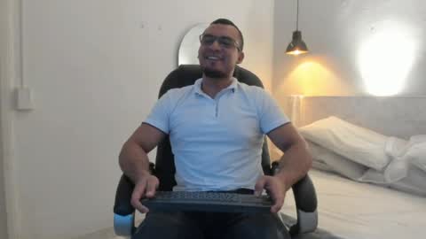 Snapshot of johan_miller1 chatting on April 7, 7:25 pm johan online show from April 7, 7:25 pm