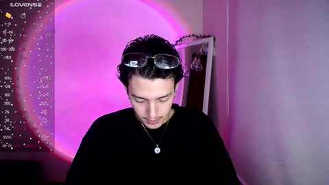 Snapshot of johan_parker222 chatting on February 14, 2:30 am johan_parker222 online show from February 14, 2:30 am