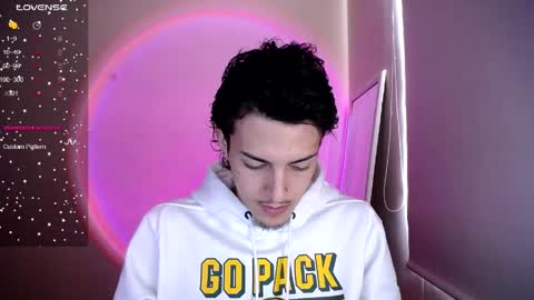 Snapshot of johan_parker222 chatting on April 2, 9:23 pm johan_parker222 online show from April 2, 9:23 pm