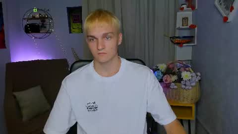 Snapshot of john_lik chatting on July 2, 7:09 pm John online show from July 2, 7:09 pm