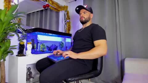 Snapshot of johnnygrayson_ chatting on December 3, 12:02 am JOHNNY online show from December 3, 12:02 am