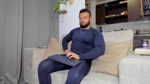 Snapshot of johnnygrayson_ chatting on December 11, 10:27 pm JOHNNY online show from December 11, 10:27 pm