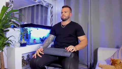 Snapshot of johnnygrayson_ chatting on December 28, 12:47 am JOHNNY online show from December 28, 12:47 am