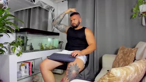 Snapshot of johnnygrayson_ chatting on January 16, 11:48 pm JOHNNY online show from January 16, 11:48 pm