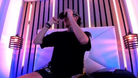 johnsonisaac94  online show from September 18, 2:02 am