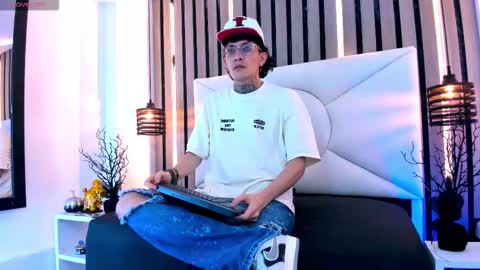 johnsonisaac94  online show from January 18, 5:55 am