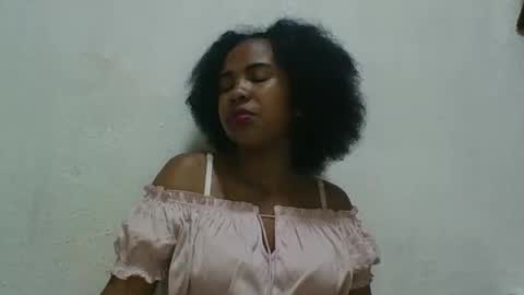 Snapshot of joliedonnue chatting on December 4, 2:26 pm joliedonnue online show from December 4, 2:26 pm