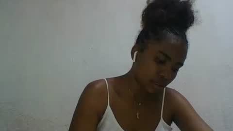 Snapshot of joliedonnue chatting on December 14, 3:17 pm joliedonnue online show from December 14, 3:17 pm