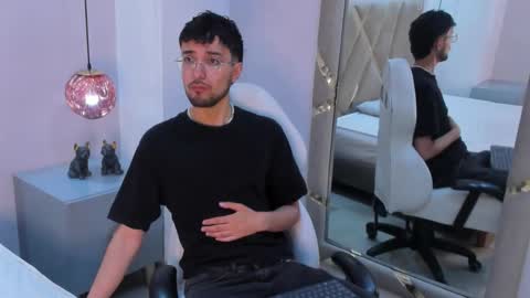 Snapshot of jonnygreey chatting on November 17, 6:35 pm JonnyGreey online show from November 17, 6:35 pm