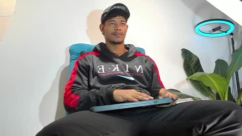 Snapshot of jordanparis chatting on January 11, 12:33 am JordanParis online show from January 11, 12:33 am