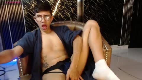 joshua_saenz_ online show from April 11, 4:06 am