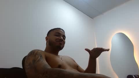 Snapshot of joshuadanielss chatting on April 12, 5:45 am joshuadanielss online show from April 12, 5:45 am