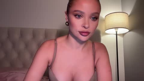 Jennie and Sophia online show from January 31, 6:03 pm