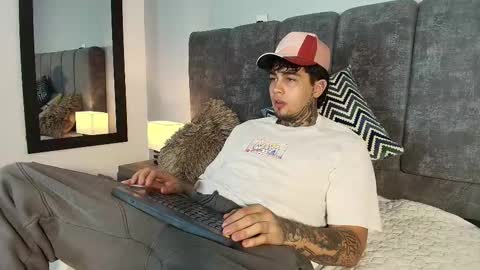 juan_alvarez18 online show from January 9, 3:42 am