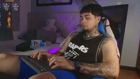 juan_alvarez18 online show from April 2, 11:35 pm