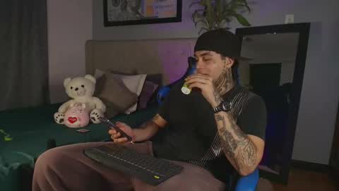 juan_alvarez18 online show from April 9, 2:11 am