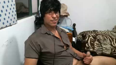 Snapshot of juanito2727 chatting on December 21, 5:03 am amor online show from December 21, 5:03 am