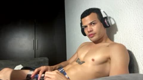 Snapshot of juicy_boy22 chatting on February 13, 9:27 am Miguel online show from February 13, 9:27 am