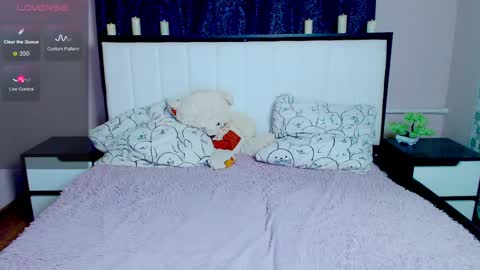 Snapshot of juicy_diana chatting on March 8, 10:32 am Diana For friends simple Di online show from March 8, 10:32 am